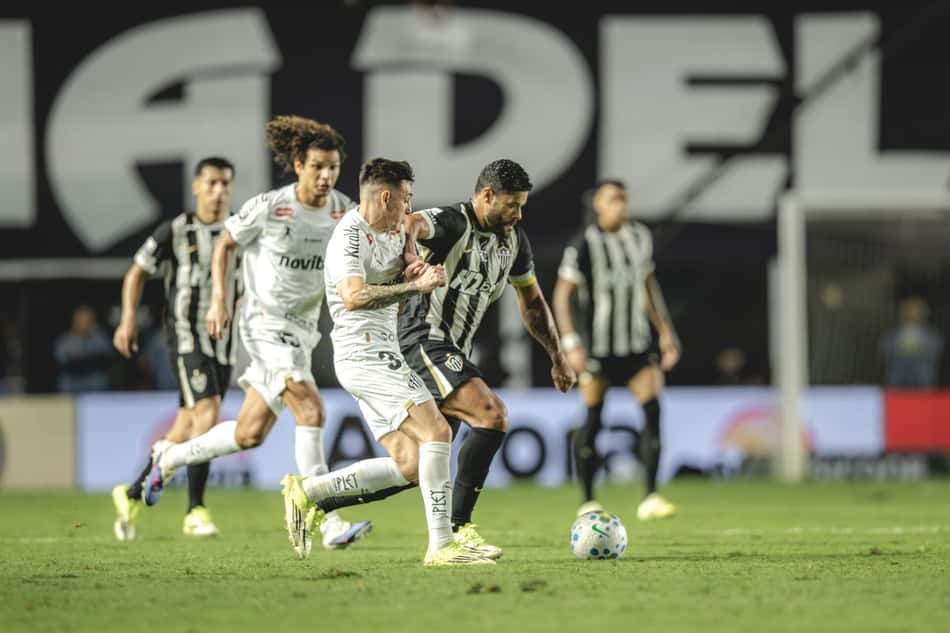 Hulk em disputa de bola contra o Santos (Foto: Pedro Souza / Atlético)