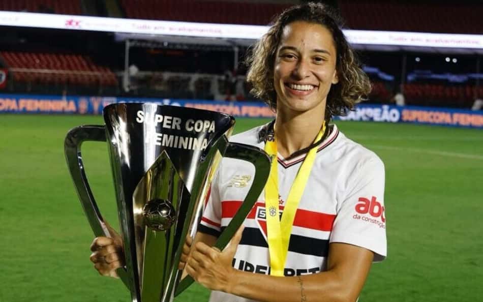 Entre ônibus, fábrica e futebol: a história de Serrana, peça-coringa do São Paulo