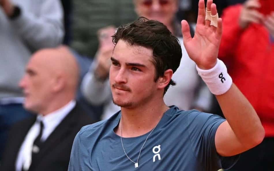 João Fonseca comemora a vitória na estreia em Monte Carlo (Reprodução)