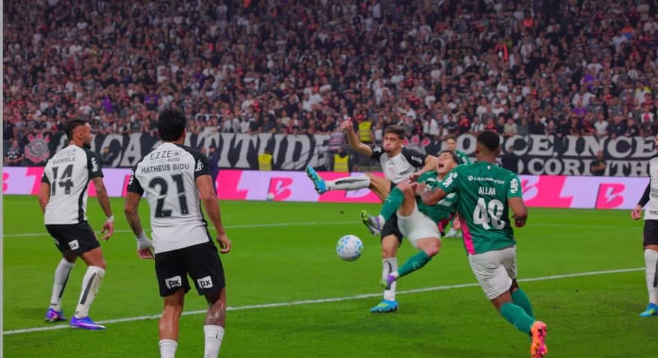 Lance de Gabriel Paulista, do Corinthians, em Sosa, do Palmeiras