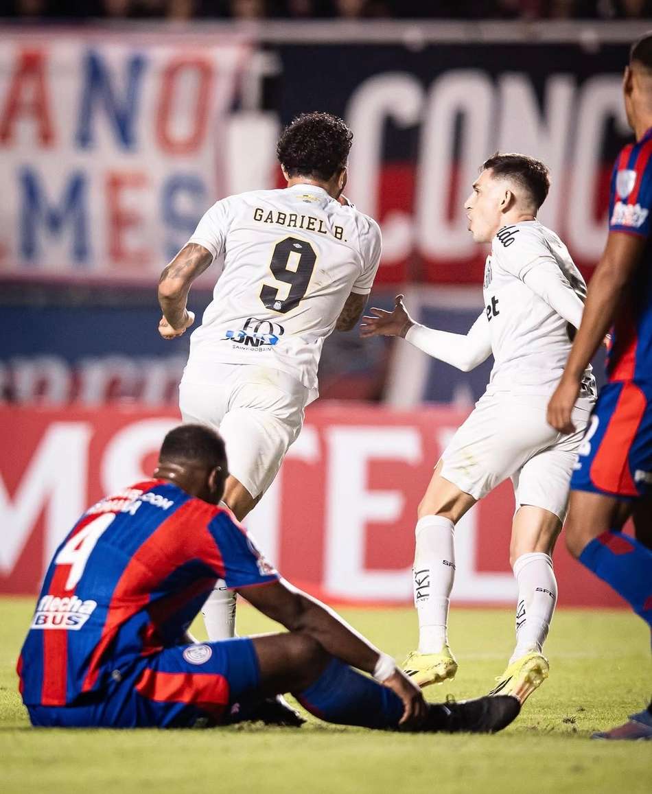 Gabigol comemora gol do Santos na Sul-Americana