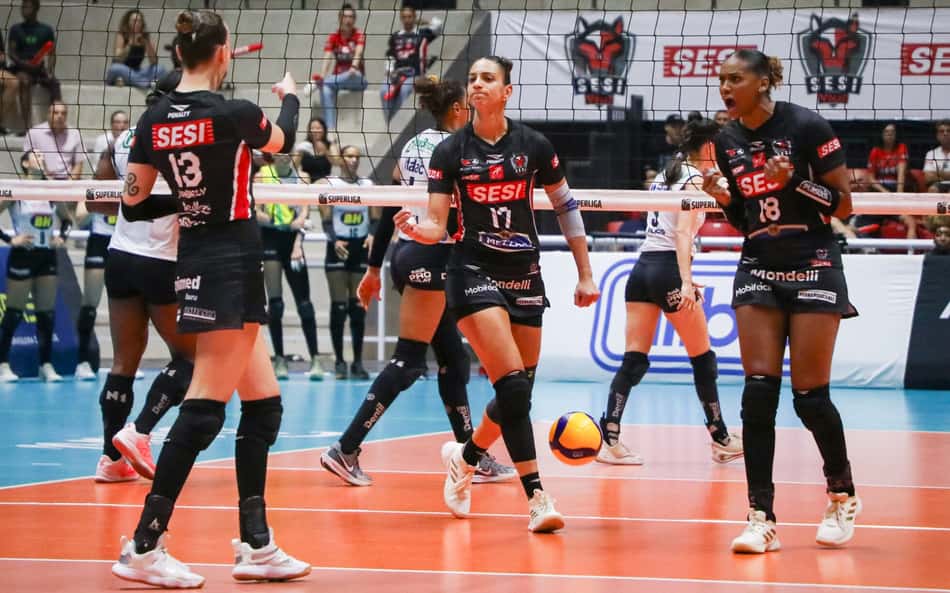 Sesi Bauru bate Praia Clube no tie-break e força jogo 3 nas quartas da Superliga Feminina
