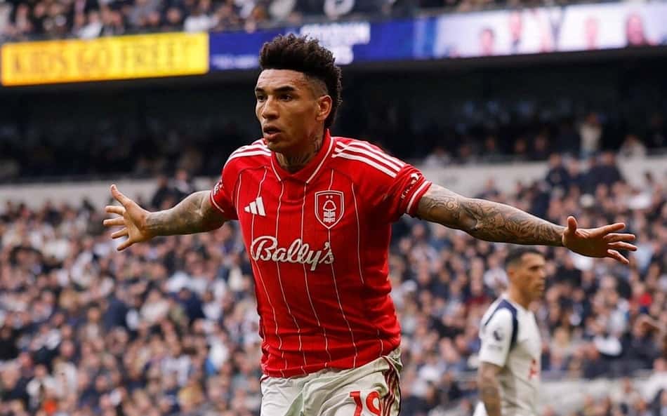 Igor Jesus comemora gol do Nottingham Forest sobre o Tottenham