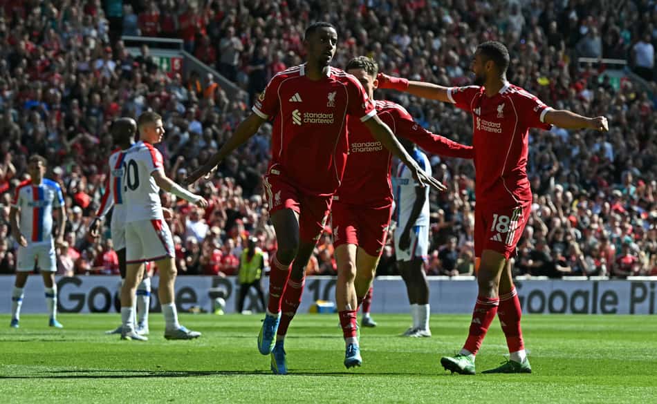 Isak em ação no duelo entre Liverpool x Crystal Palace, na Premier League (Foto: Paul Ellis/AFP)