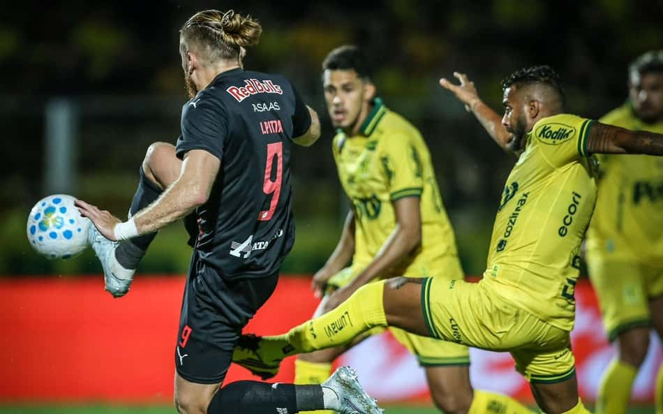 Isidro Pitta valoriza gols pelo Bragantino e mira Copa do Mundo: 'Sei que posso'