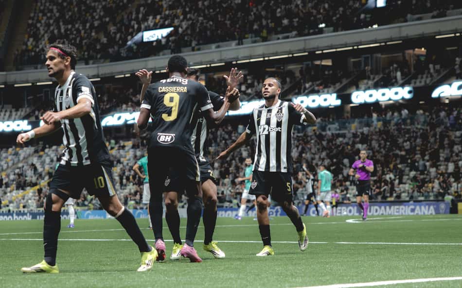 Jogadores do Atlético-MG comemoram gol entre eles