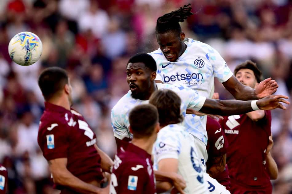 Jogadores da Inter de Milão e Torino em ação (Foto: Marco Bertorello/AFP)