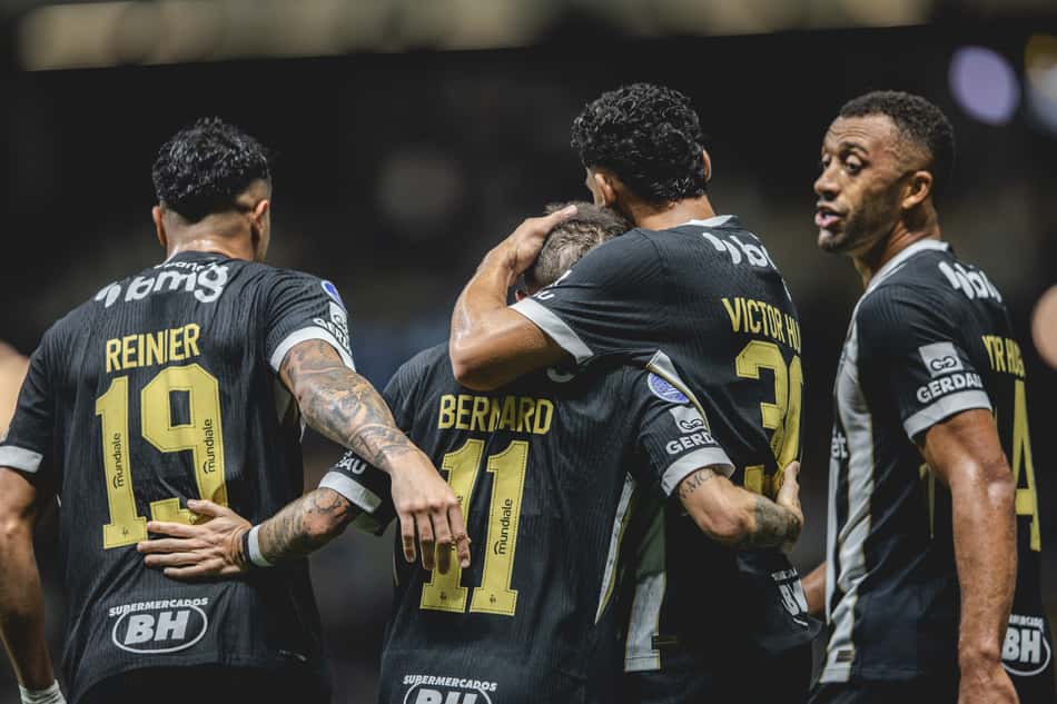 Jogadores do Atlético comemoram gol contra o Juventud (Foto: Pedro Souza / Atlético)