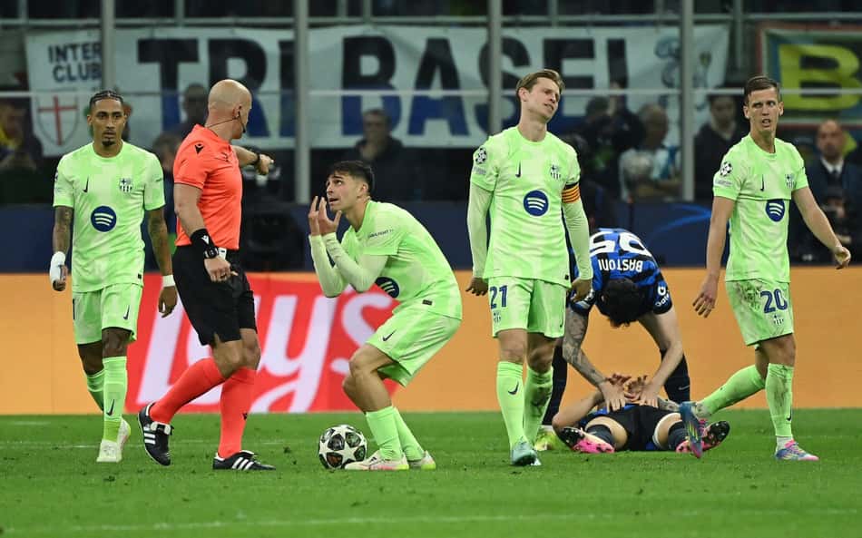 Jogadores do Barcelona reclamam com Marciniak durante jogo contra a Inter, pela Champions League