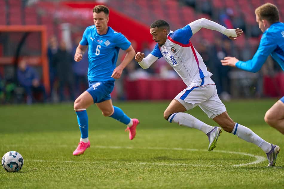 Jogadores da Haiti e Islândia em ação (Foto: Geoff Robbins/AFP)