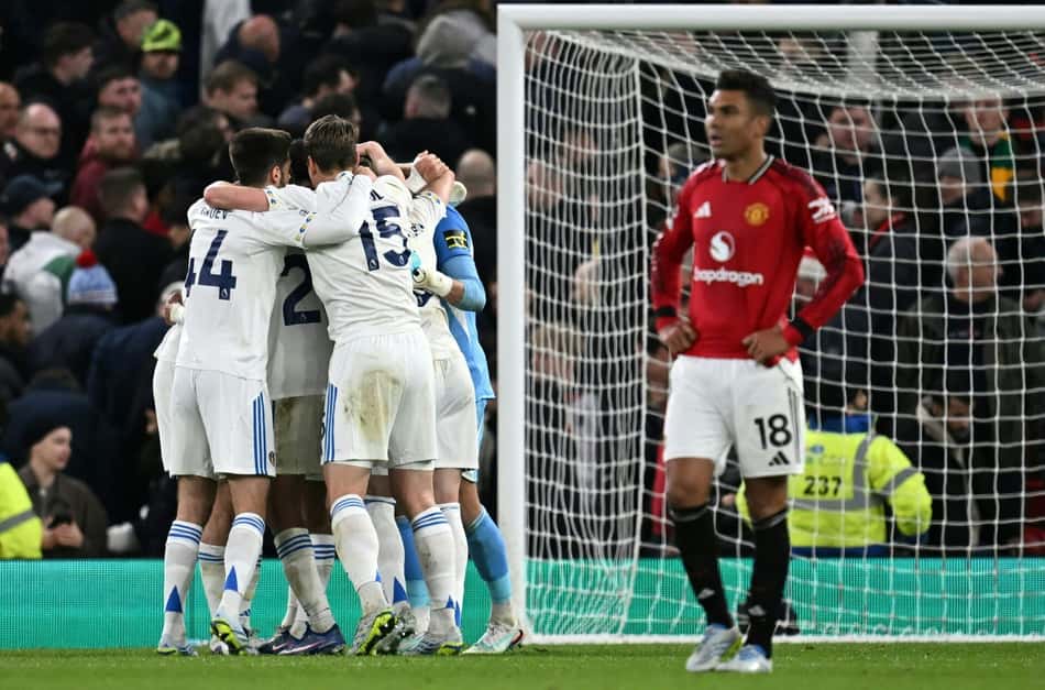 Jogadores do Leeds United comemorando, enquanto Casemiro se lamenta após a derrota do Manchester United (Foto: Paul Ellis/AFP)