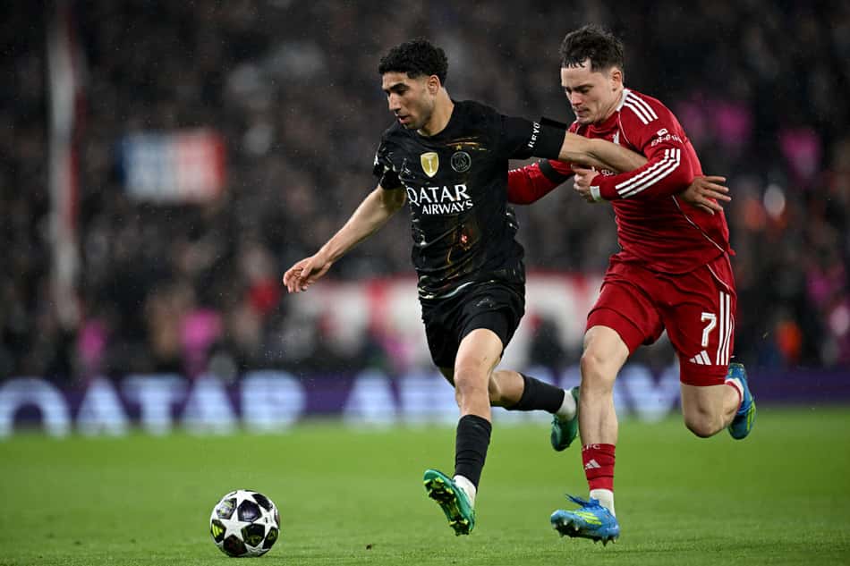 Jogadores do Liverpool e PSG em ação na Champions League  (Foto: Paul Ellis/AFP)