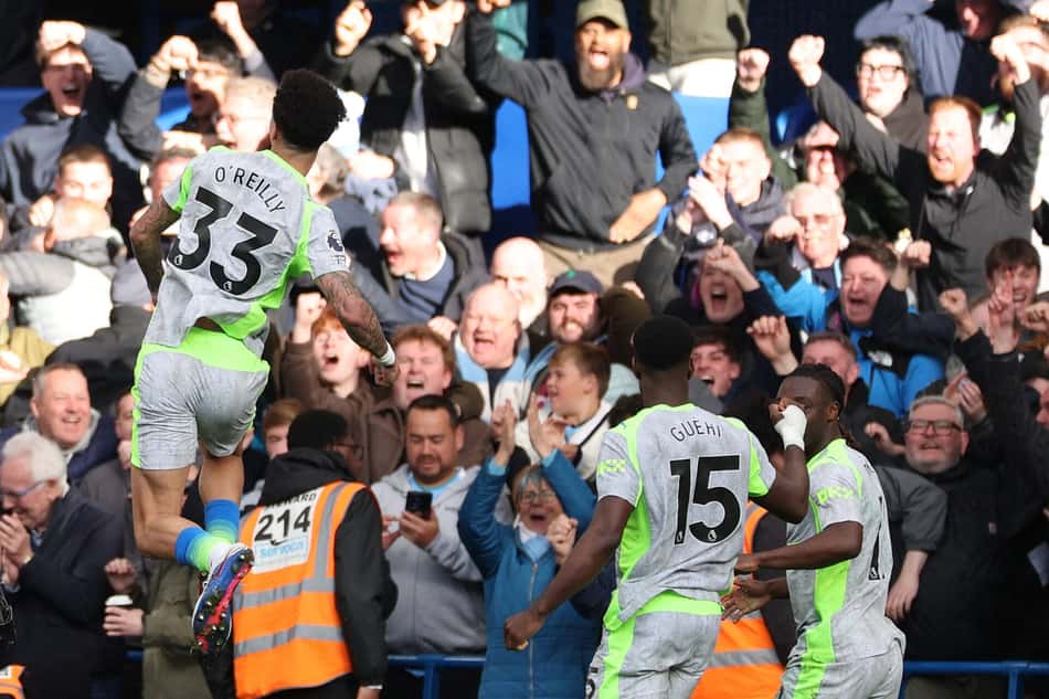 Jogadores do Manchester City comemorando o gol de Nico O'Reilly, na Premier League (Foto: Adrian Dennis/AFP)