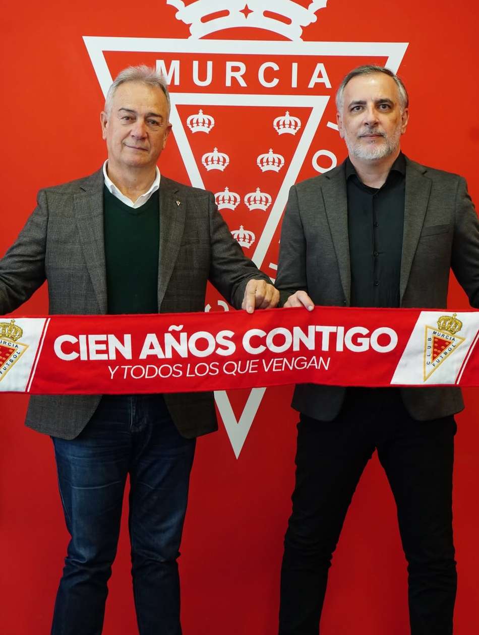 Juliano Camargo (a direita) em apresentação no Real Murcia, da Espanha (Foto: Reprodução/Instagram)