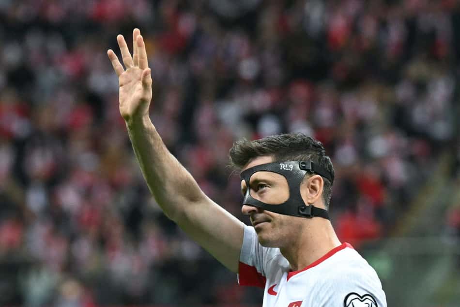 Lewandowski acena para torcedores da Polônia em jogo contra a Albânia