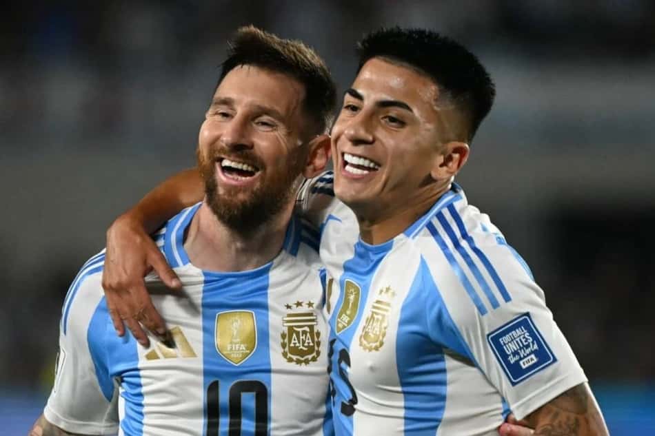 Lionel Messi abraça Thiago Almada em jogo da Argentina (Foto: Luis Robayo / AFP)