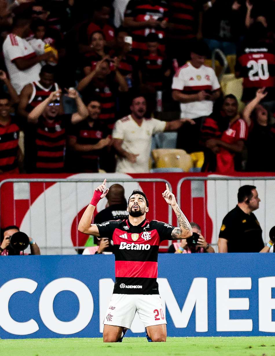 Lucas Paquetá comemora gol pelo Flamengo