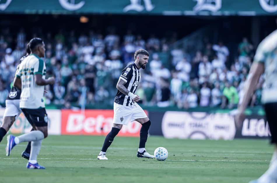 Lyanco domina a bola atuando pelo Atlético-MG contra o Coritiba