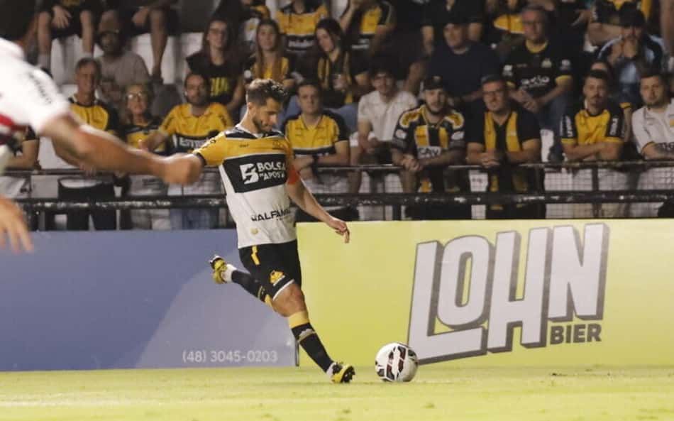 Marcelo Hermes exalta torcida do Criciúma após vitória na Série B: 'Maravilhosa'