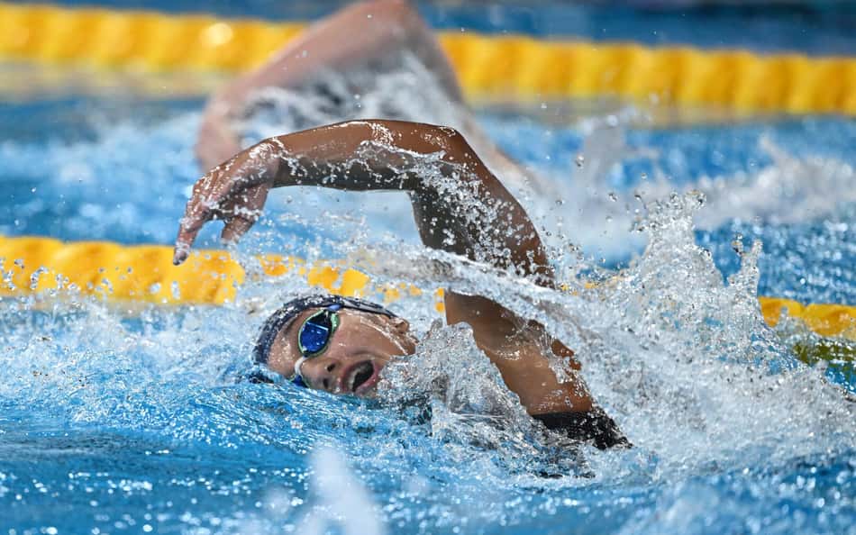 Brasileira supera finalista olímpica e quebra recorde na natação