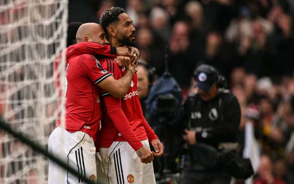 Matheus Cunha comemora gol do Manchester United sobre o Aston Villa