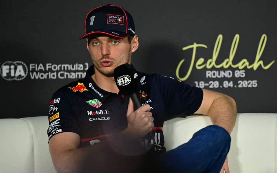 Max Verstappen em coletiva do GP da Arábia Saudita na F1 2025 (Foto: Giuseppe CACACE / AFP)