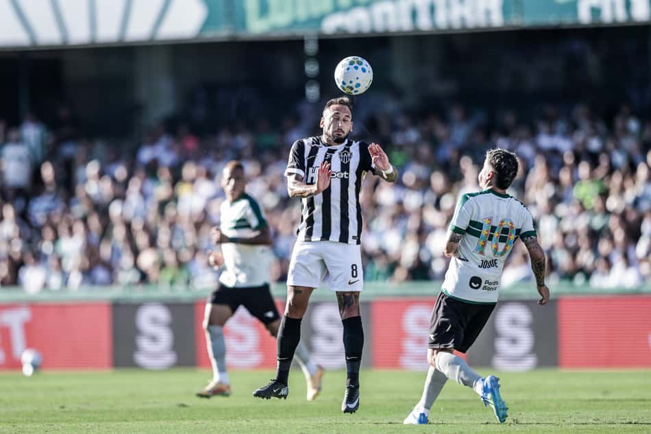 Maycon x Coritiba (Foto: Pedro Souza / Atlético)