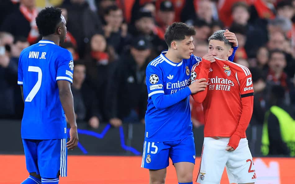 Momento em que Vini Jr acusa Prestianni de ter dito uma injúria racial após tapar a boca com a camisa em Benfica x Real Madrid