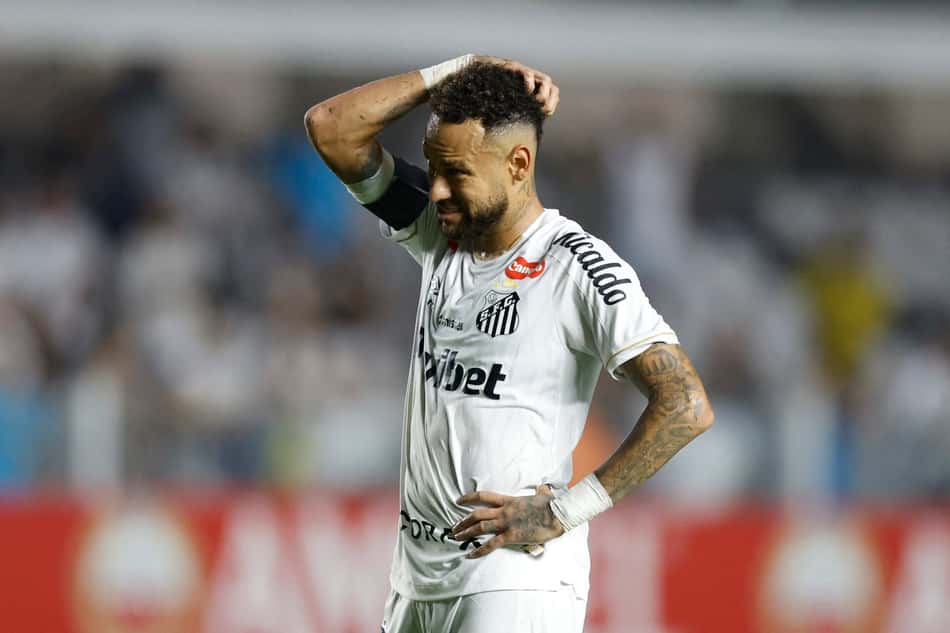 Neymar discutiu com torcedor do Santos na Vila Belmiro (Foto: Miguel SCHINCARIOL / AFP)
