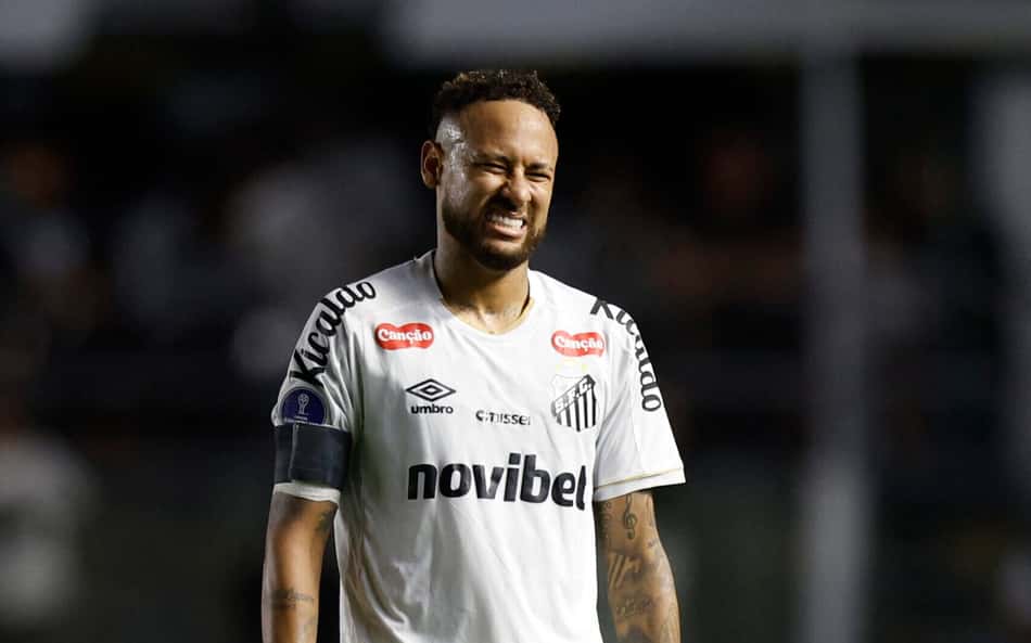 Neymar marcou o único gol do Santos na partida (Foto: Miguel SCHINCARIOL / AFP)