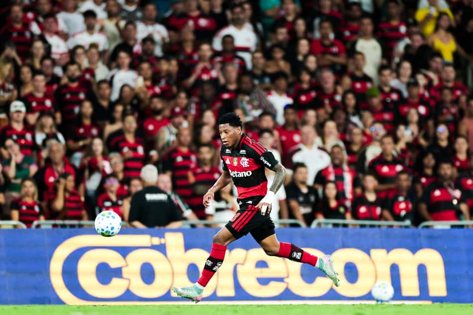 Gonzalo Plata durante partida do Flamengo no Maracanã contra o Fluminense
