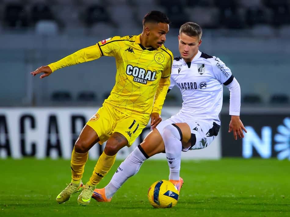 Paulinho Bóia em ação pelo Nacional, de Portugal (Foto: Divulgação/CD Nacional)