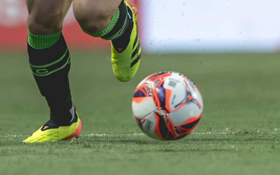 Preciado e Person em disputa de bola em América e Atlético (Foto: Pedro Souza / Atlético-MG)