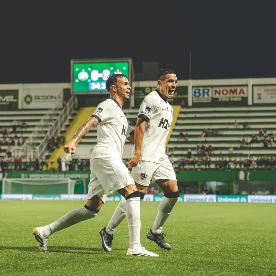 Reinier e Cuello comemoram gol (Foto: Pedro Souza / Atlético)