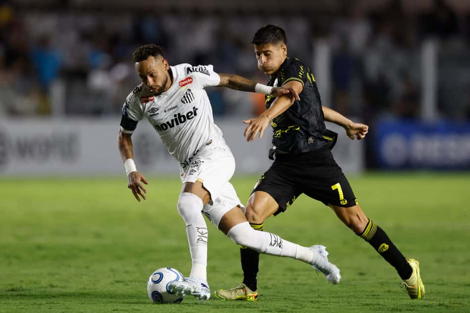 Recoleta conquistou o empate na Vila Belmiro. Neymar marcou (Foto: Miguel SCHINCARIOL / AFP)