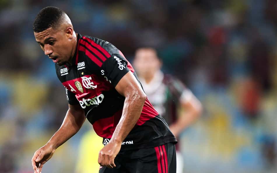 Com números em alta, Samuel Lino se firma e ganha importância no Flamengo