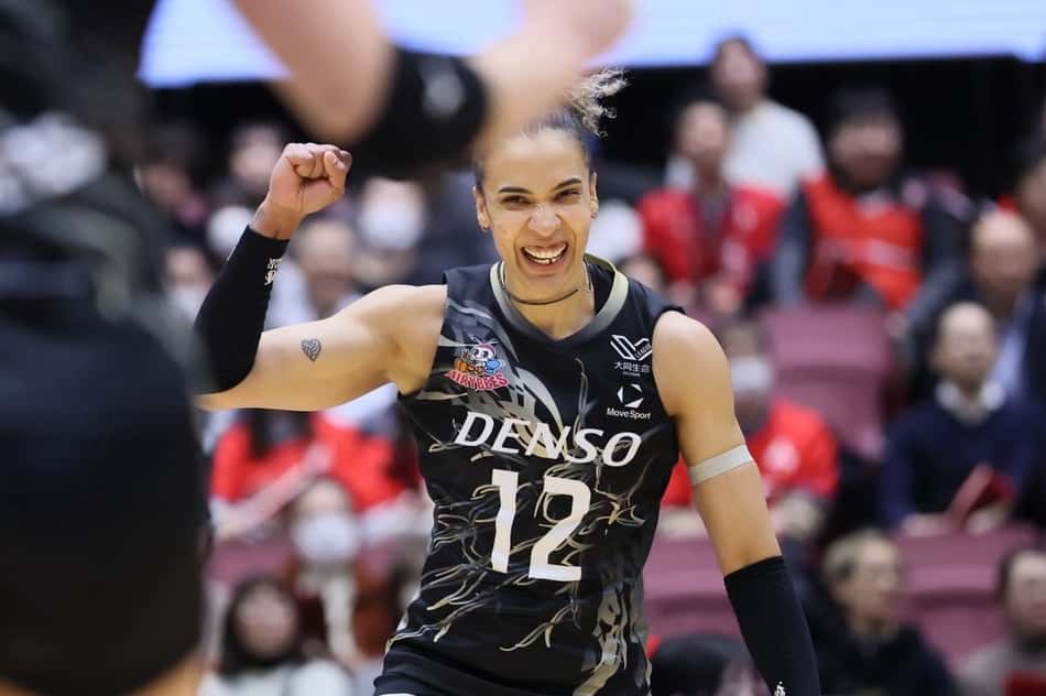 Sabrina em ação pelo Denso Airybees, do Japão (Foto: Reprodução/ Instagram)