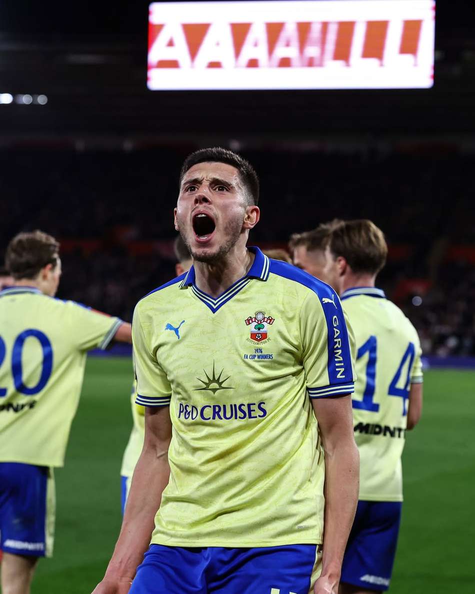 Ross Stewart abre o placar para o time do Southampton. (Foto: Divulgação/ Internet)