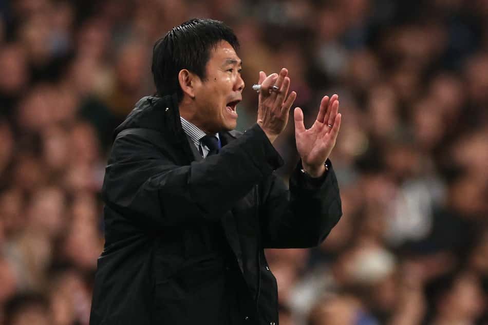Técnico do Japão, Hajime Moriyasu orienta jogadores em amistoso contra a Inglaterra