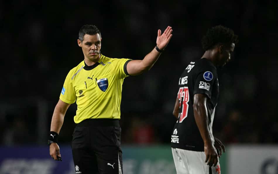 Thiago Mendes critica arbitragem após derrota do Vasco na Sul-Americana: 'Não dava falta'