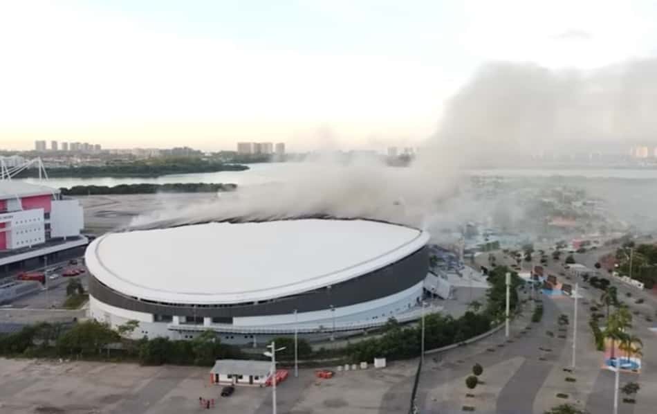 Velódromo ainda contém focos de incêndio durante a tarde de quarta-feira (Foto: João Fraga/Lance!)