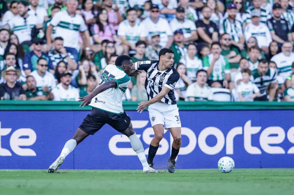 Victor Hugo em Coritiba x Atlético (Foto: Pedro Souza / Atlético)