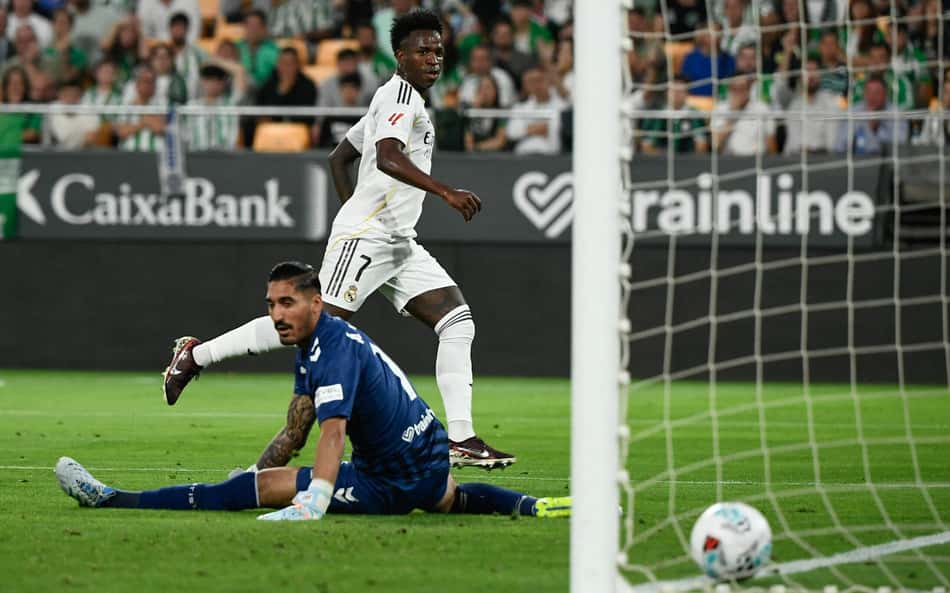 Vini Jr marca gol pelo Real Madrid em partida contra o Real Betis pela La Liga (Foto: Cristina Quicler / AFP)