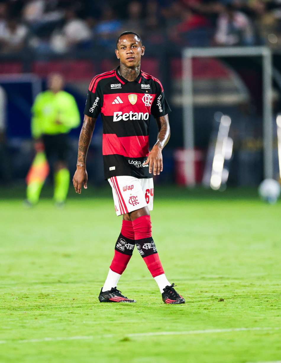 Wallace Yan com o uniforme do Flamengo em ação pelo clube