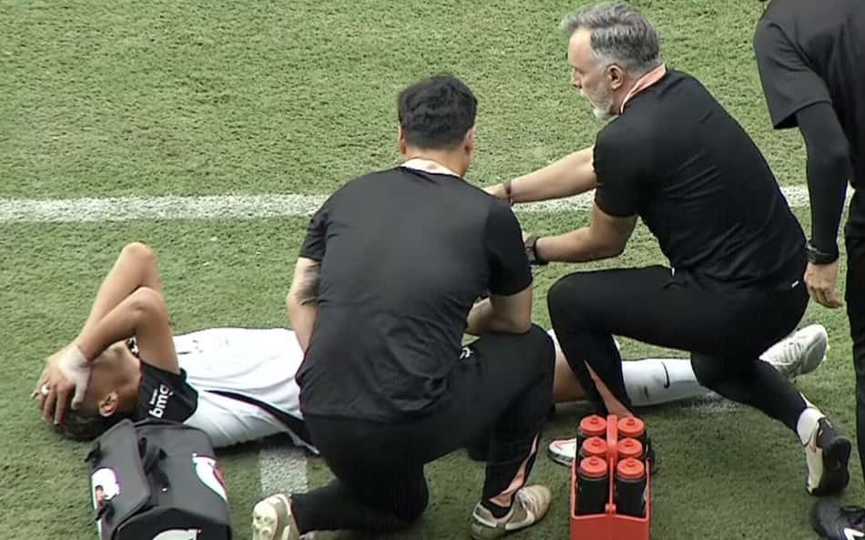 Joia da base do Corinthians vai passar por exames após deixar o campo chorando