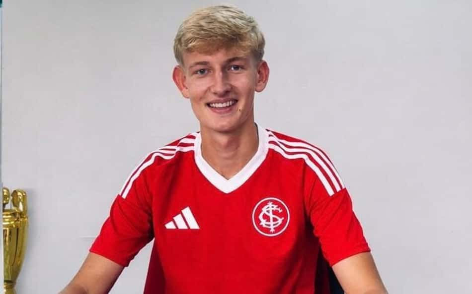 Internacional assina primeiro contrato profissional do zagueiro Ramon, de 17 anos