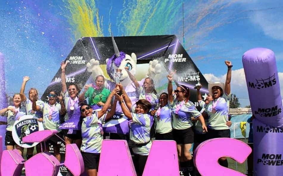 Liga no México é voltada para mães praticarem futebol. (Divulgação)