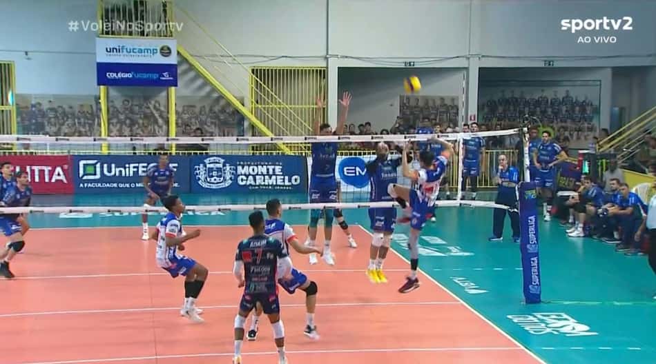 Momento da lesão do oposto Hisham, do Monte Carmelo (Foto: Reprodução/SporTV)