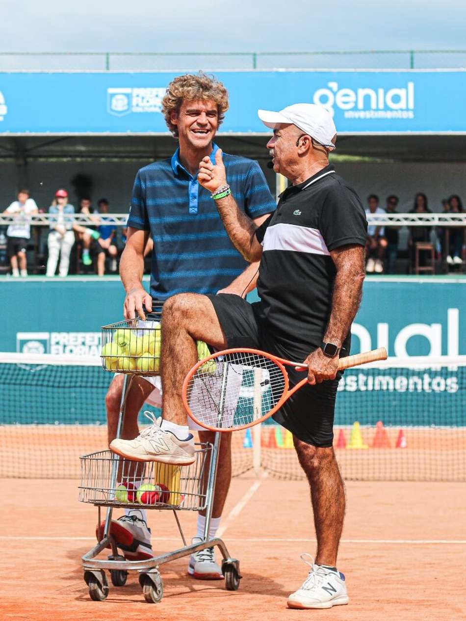 Guga Kuerten e Larri Passos em quadra (Foto: Divulgação)