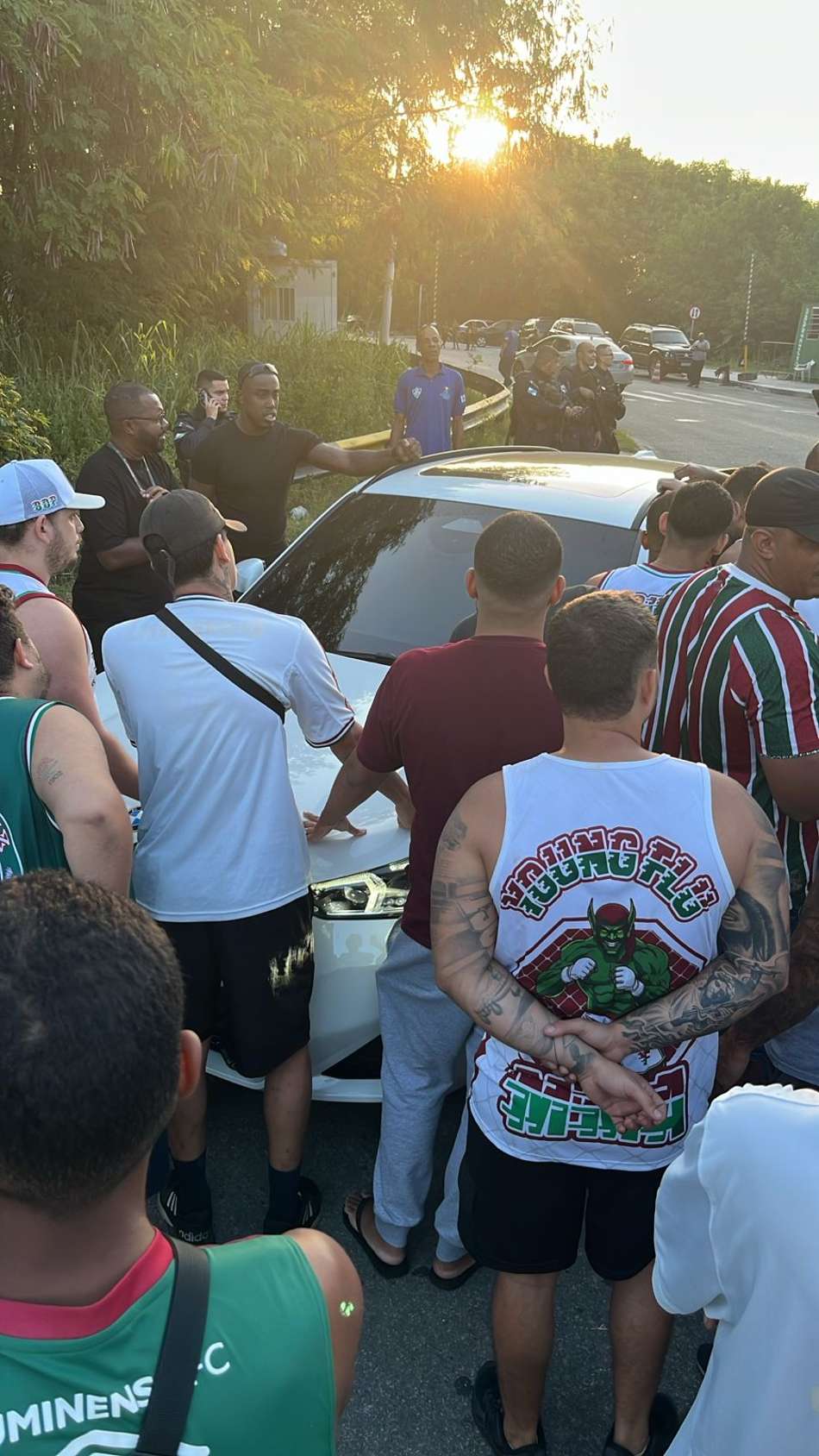 Torcedores protestam após derrota do Fluminense na Libertadores (Foto: Reprodução)
